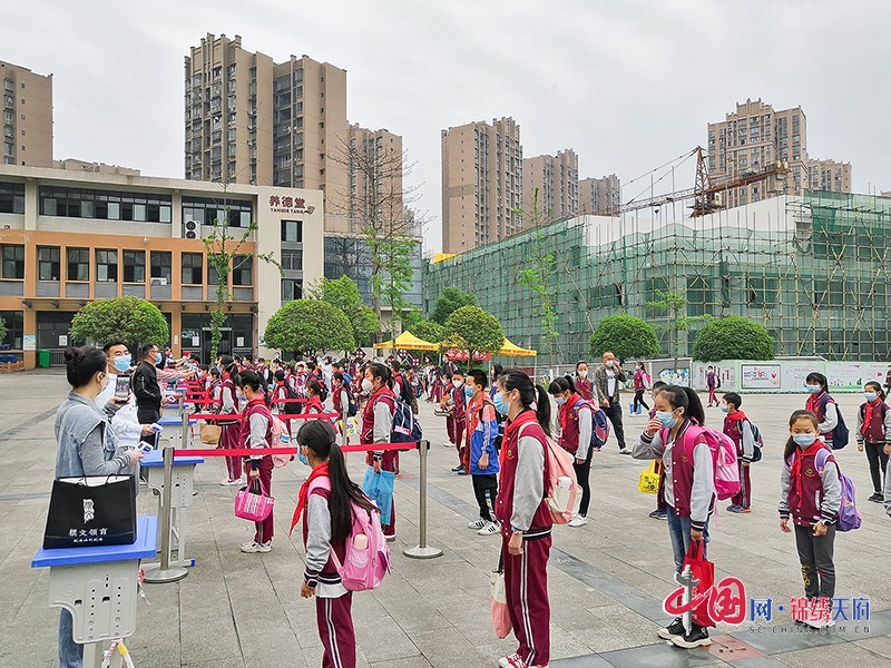 育才小學(xué)校園晨檢（自貢市貢井區(qū)委宣傳部-供圖）.jpg