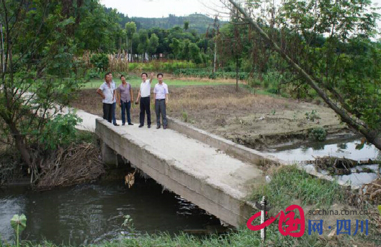 開展群眾路線活動(dòng)沱牌鎮(zhèn)鎮(zhèn)長立行立改 做好基層工作