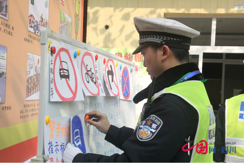 遂寧交警進學(xué)校普及交通安全知識