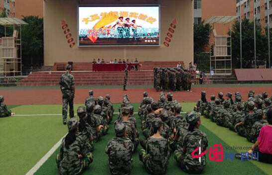 大英外國語實(shí)驗(yàn)學(xué)校舉行初一新生國防教育會(huì)操表演