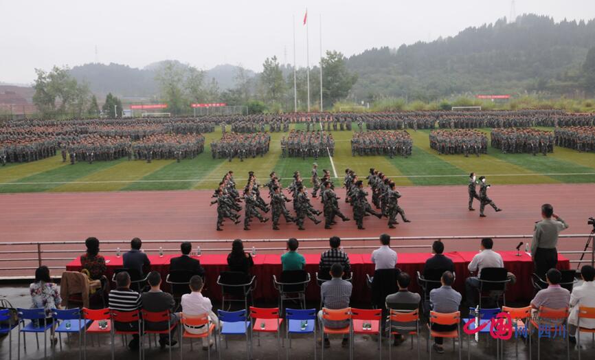 四川職業(yè)技術(shù)學(xué)院舉行2015級(jí)新生軍訓(xùn)匯報(bào)表演