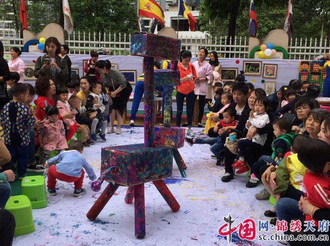 遂寧市星蕾國(guó)際幼兒園開展“大童小藝”大型美術(shù)親子活動(dòng)