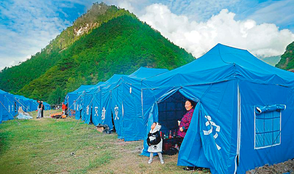 九寨溝地震災(zāi)區(qū) 一個個帳篷安置點建起來(圖)