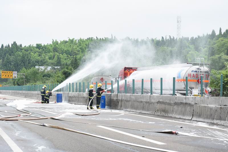 成渝高速交通事故致油罐車泄漏 消防緊急排險(圖)