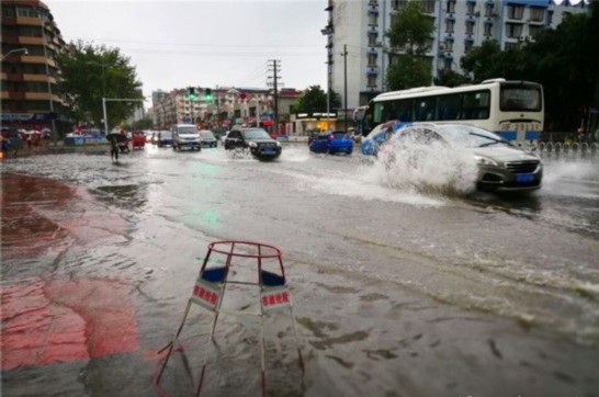 德陽(yáng)雷暴路面多積水 市民冒雨上班樂(lè)觀調(diào)侃“還缺條船”